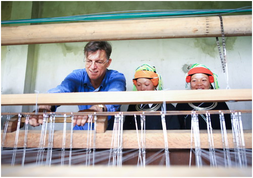 Đại sứ Hugh Borrowman thăm xưởng làm mành cọ của phụ nữ Dao ở xã Quảng Ngần, huyện Vị Xuyên, tỉnh Hà Giang.